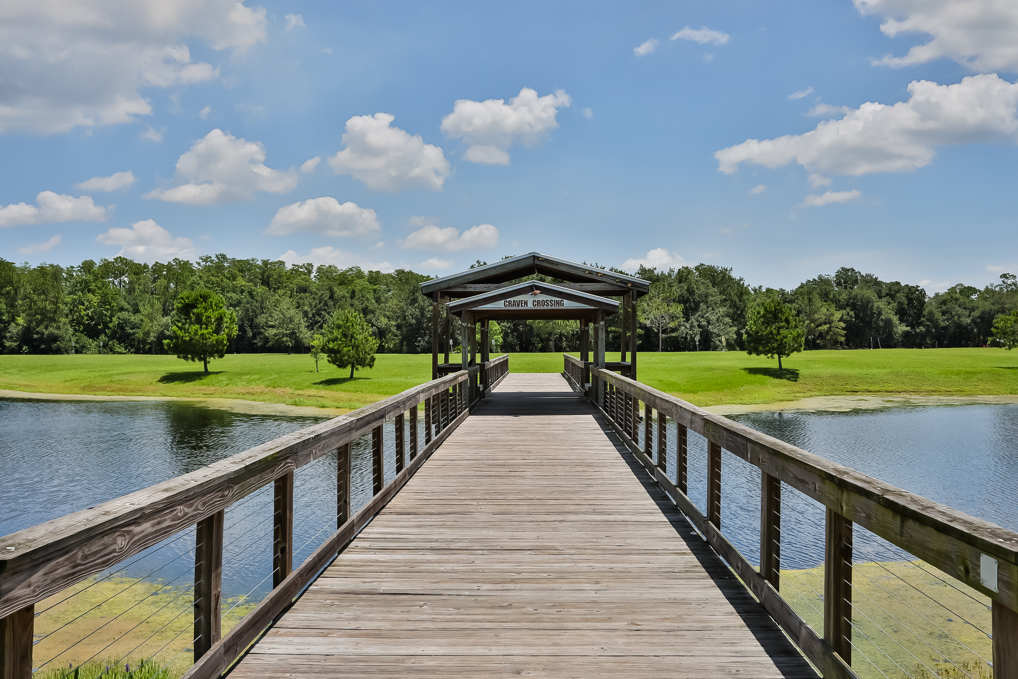 Delightful lakefront townhome with pool, volleyball, fast WiFi & AC