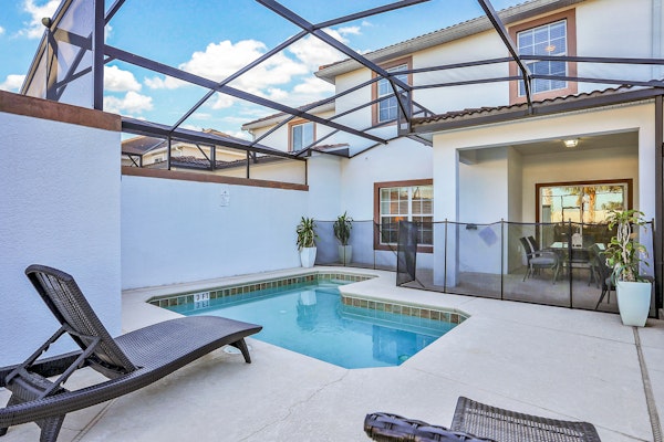 2-Story Townhouse near Disney w/Private Heated Pool, Shared Clubhouse, Gym, AC