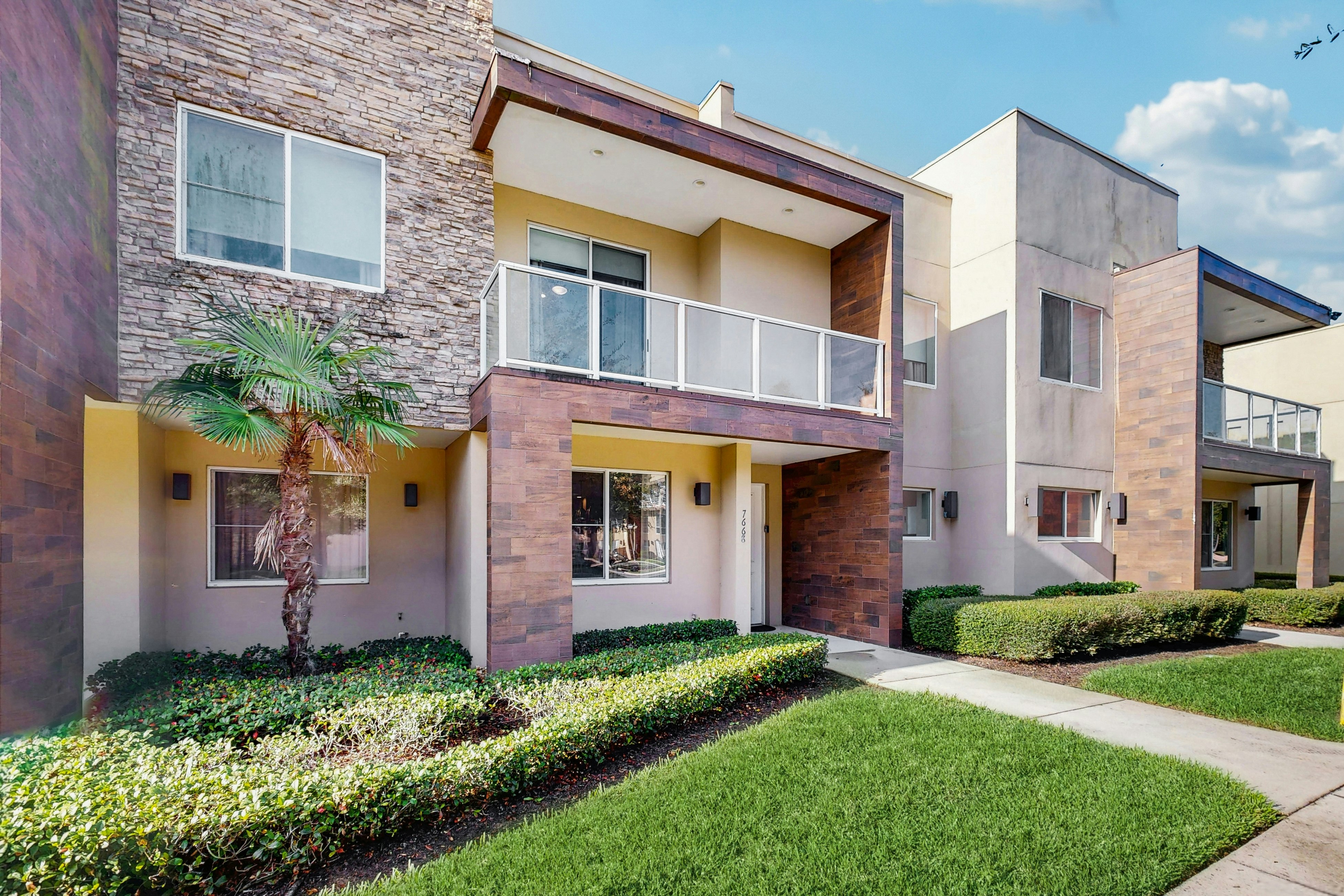 MVY101-7668-4-G-Magic Village Townhouse