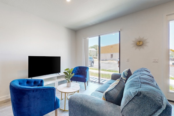 Newly built townhome, private W/D, Free WiFi, Central AC and Full kitchen