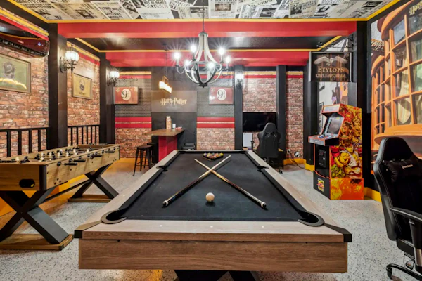 Near Theme Parks, fun filled home with Harry Potter bedroom, & private pool