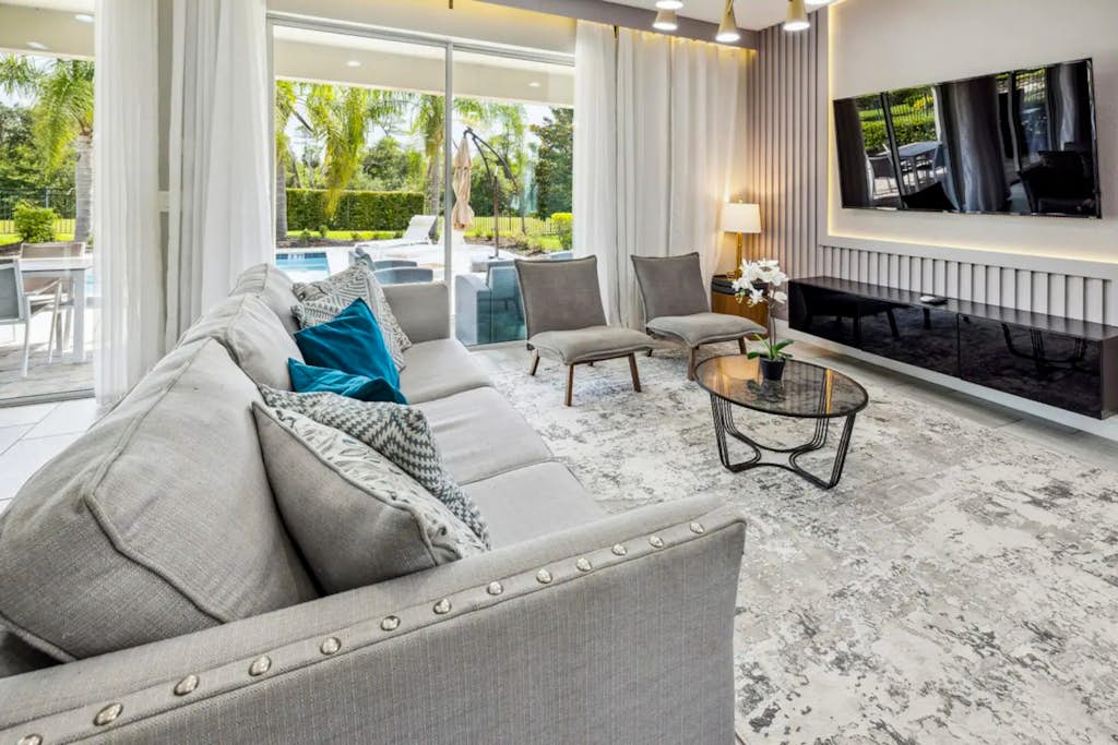 Near Theme Parks, fun filled home with Harry Potter bedroom, & private pool