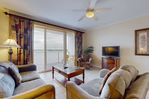 Lakefront retreat near attractions with lake view, AC, WiFi, pool, hot tub & gym