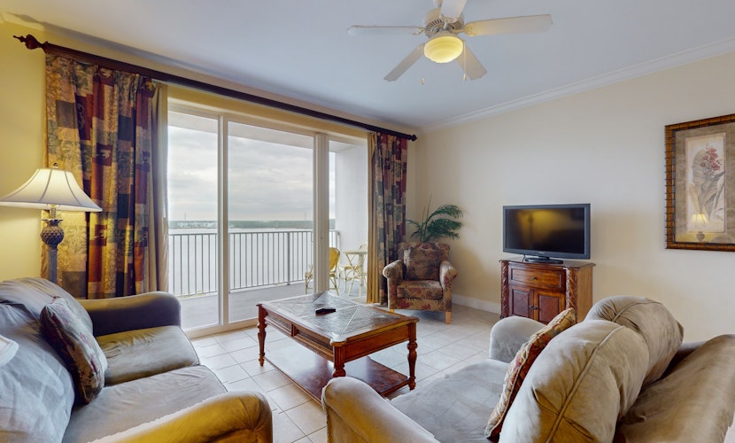 Lakefront retreat near attractions with lake view, AC, WiFi, pool, hot tub & gym