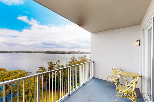 Lakefront retreat near attractions with lake view, AC, WiFi, pool, hot tub & gym