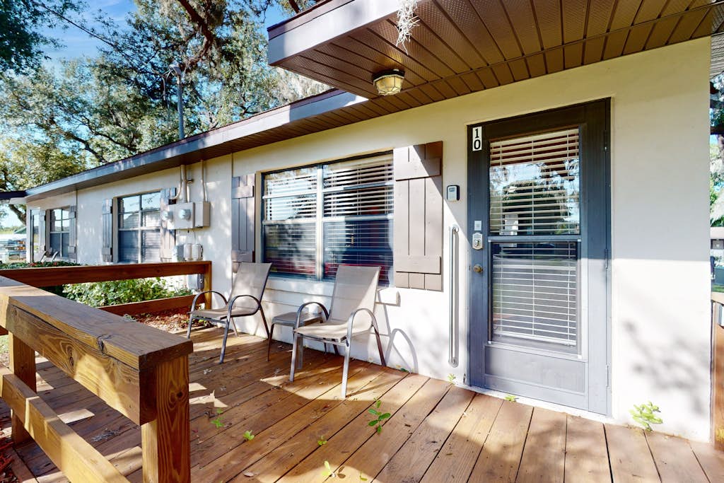 Lakeside resort condo with private deck & grill + on-site docks/boat launch