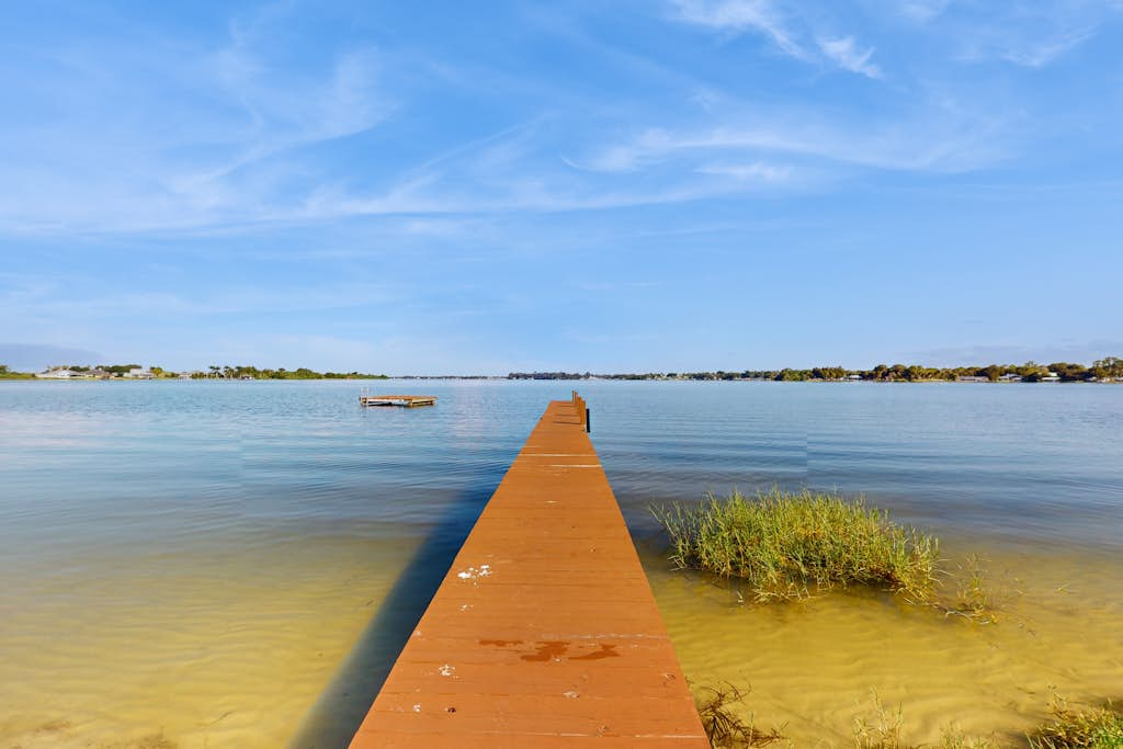 Lakeside resort condo with private deck & grill + on-site docks/boat launch