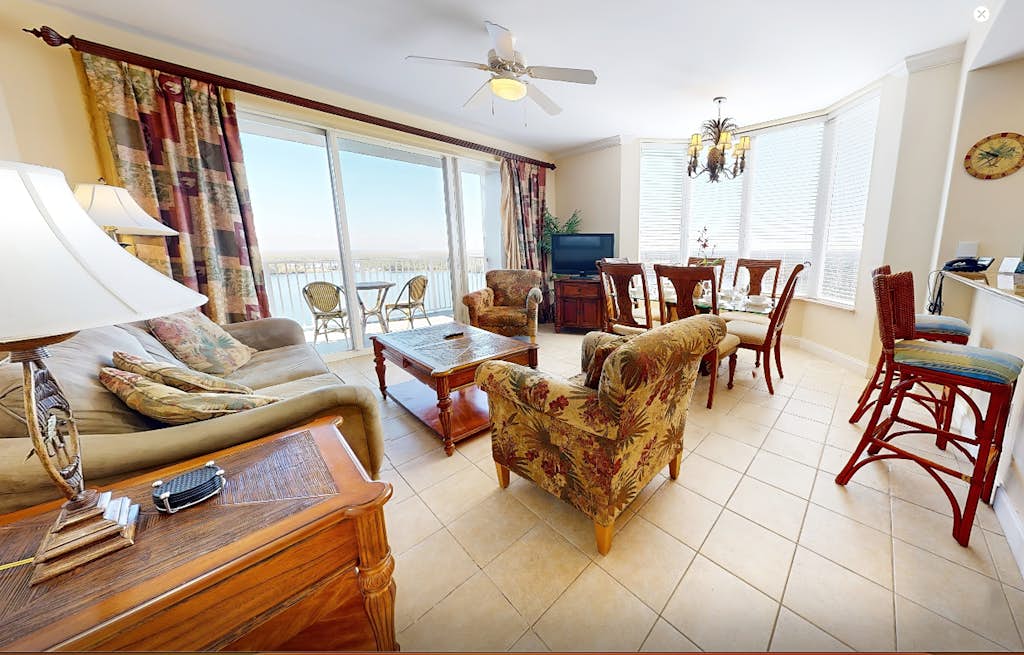 Lakefront condo near Disney with lake and city view, pool, hot tub, AC & WiFi