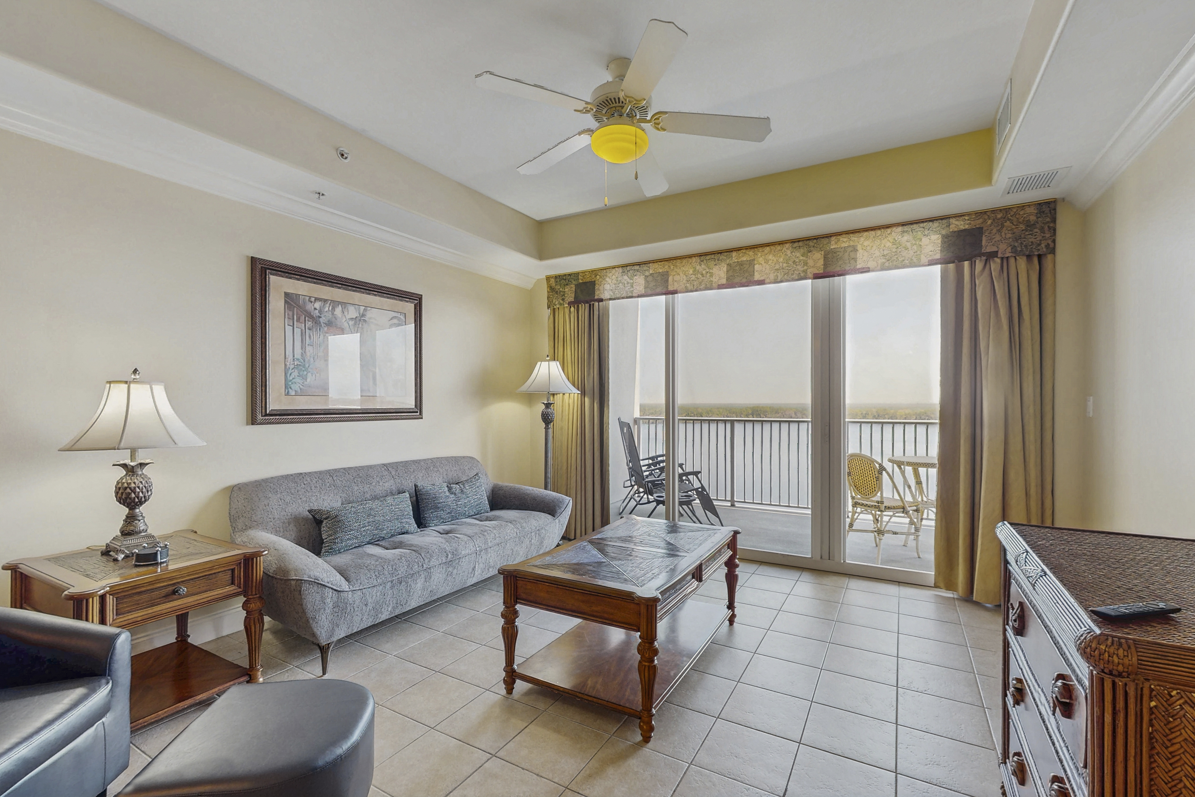 Lovely lakefront condo with lake view, kitchen, pool & hot tub near attractions