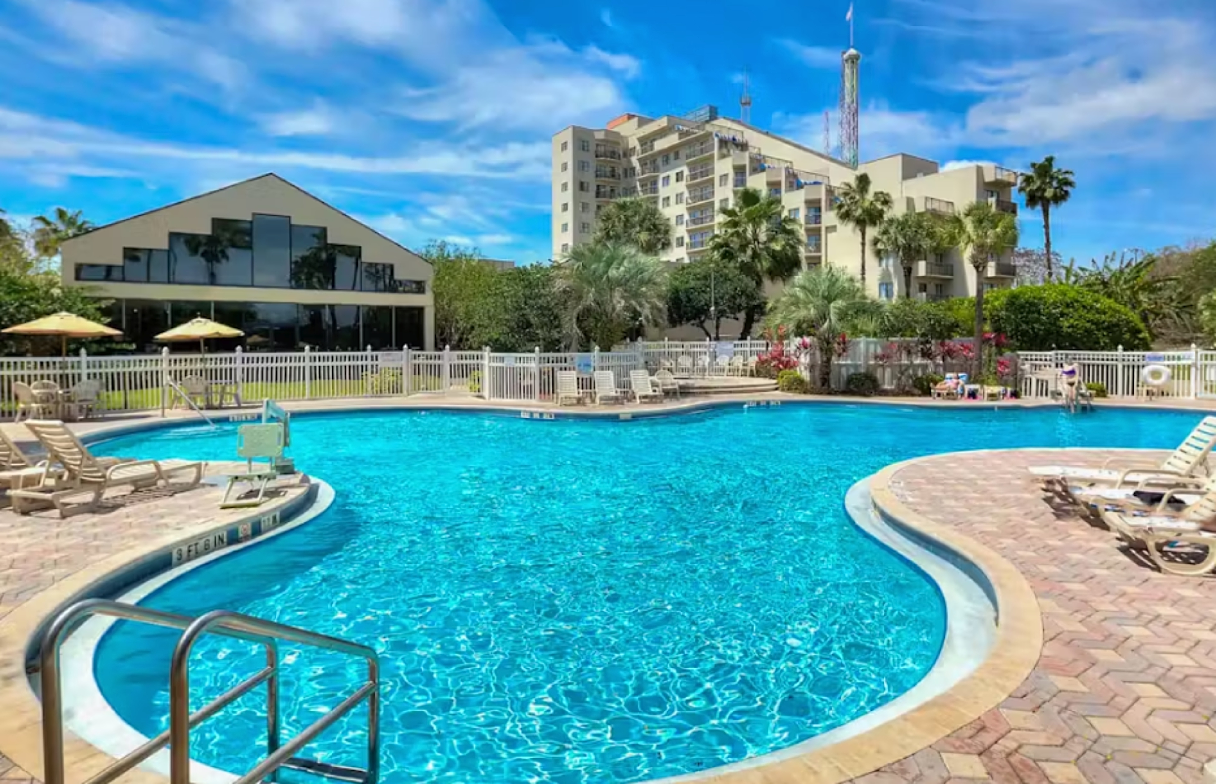 Spacious Condo with a Kitchenette, AC, Pools, Hot Tubs, Tennis, & Gym