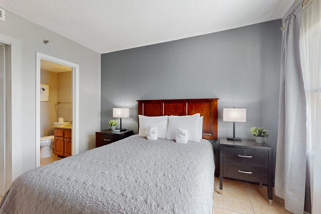 Spacious Condo with a Kitchenette, AC, Pools, Hot Tubs, Tennis, & Gym