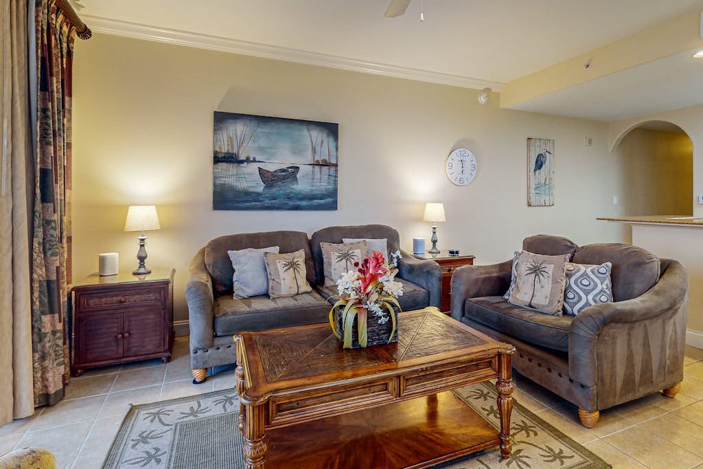 Relaxing lakefront condo with lake view, kitchen, AC, pool, hot tub & gym