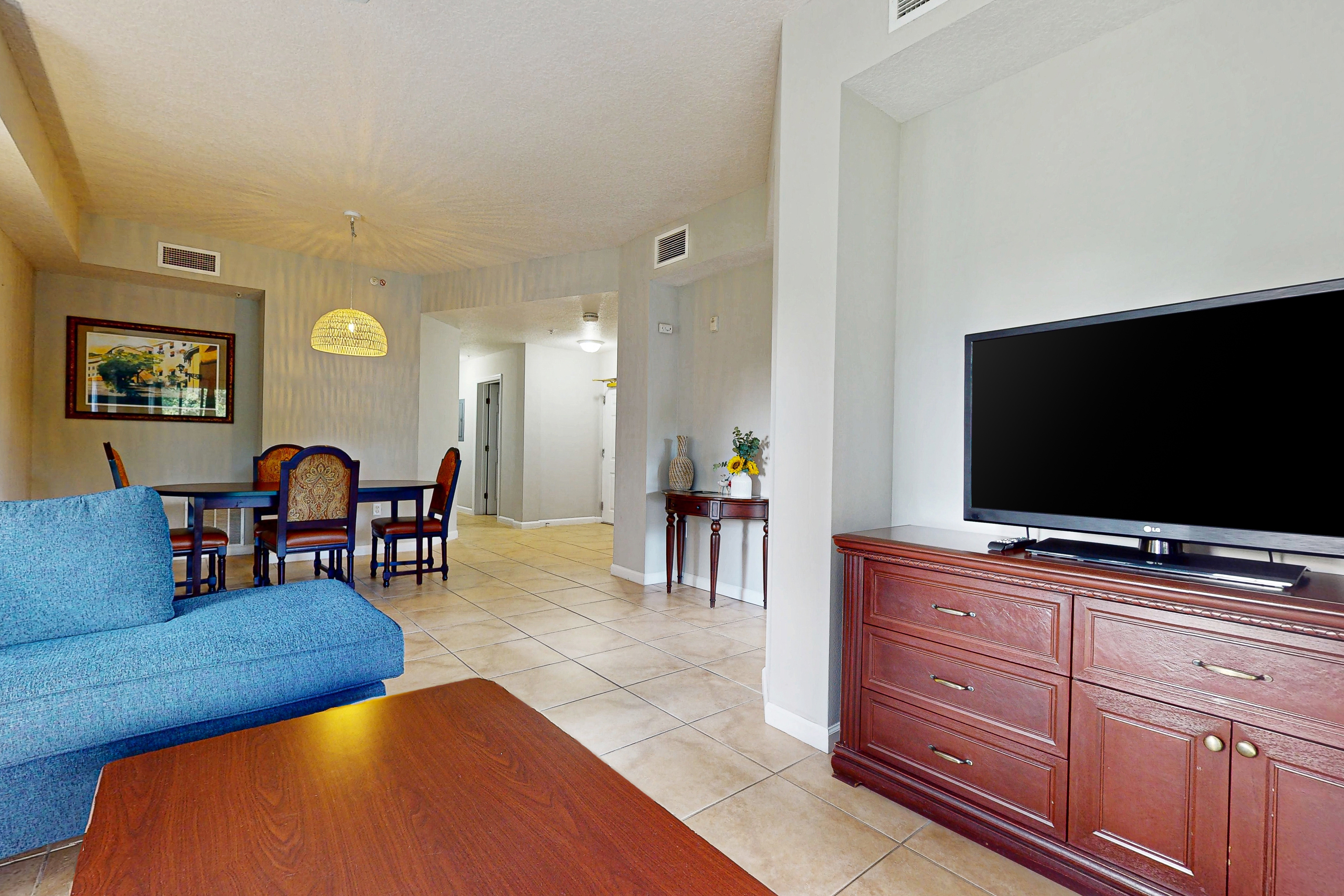 Comfy condo with central AC, WiFi, private washer/dryer – minutes to theme parks