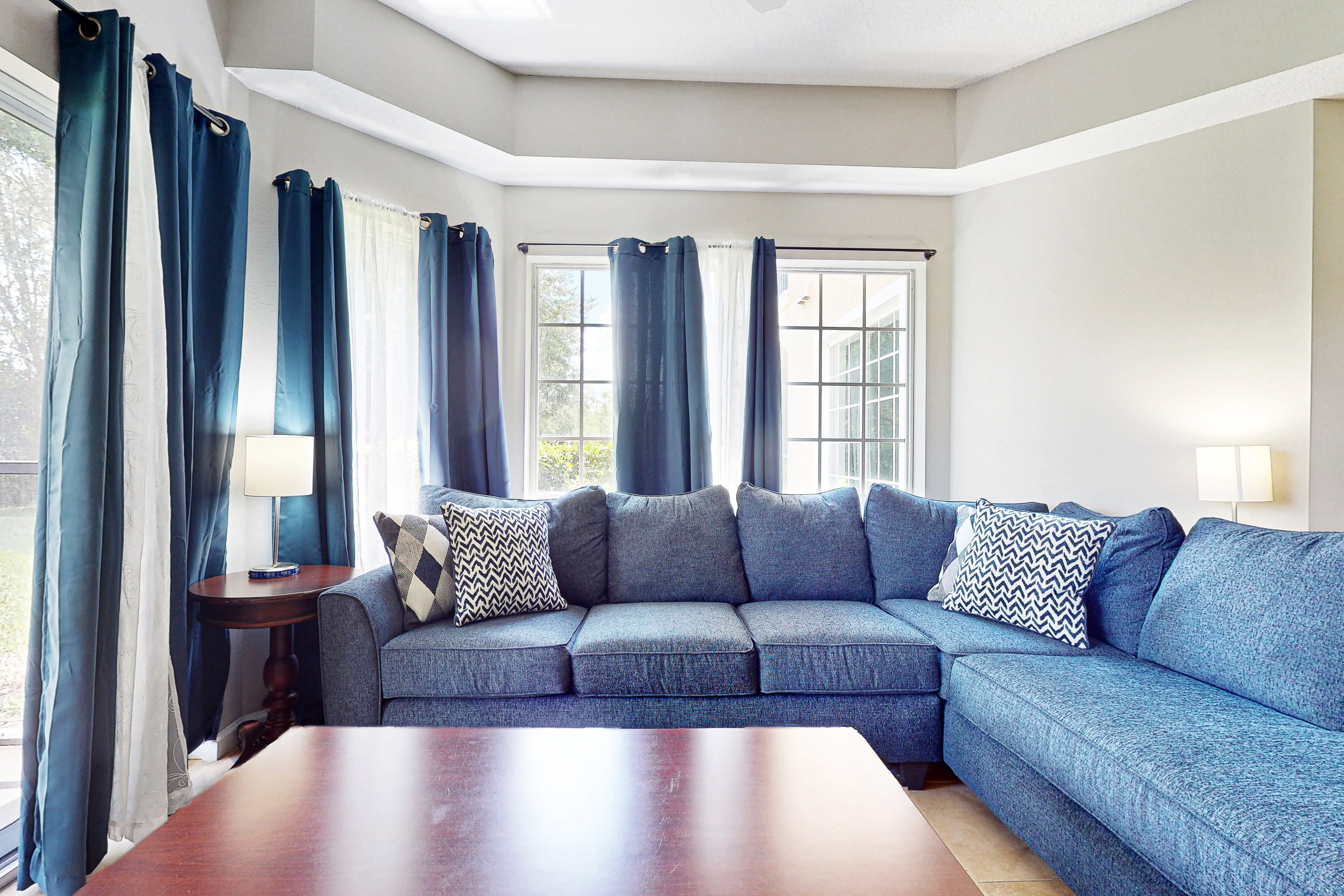 Comfy condo with central AC, WiFi, private washer/dryer – minutes to theme parks