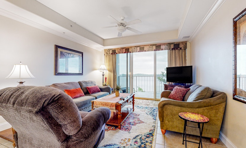 Lakefront condo with pool, hot tub, balcony & prime location for theme parks