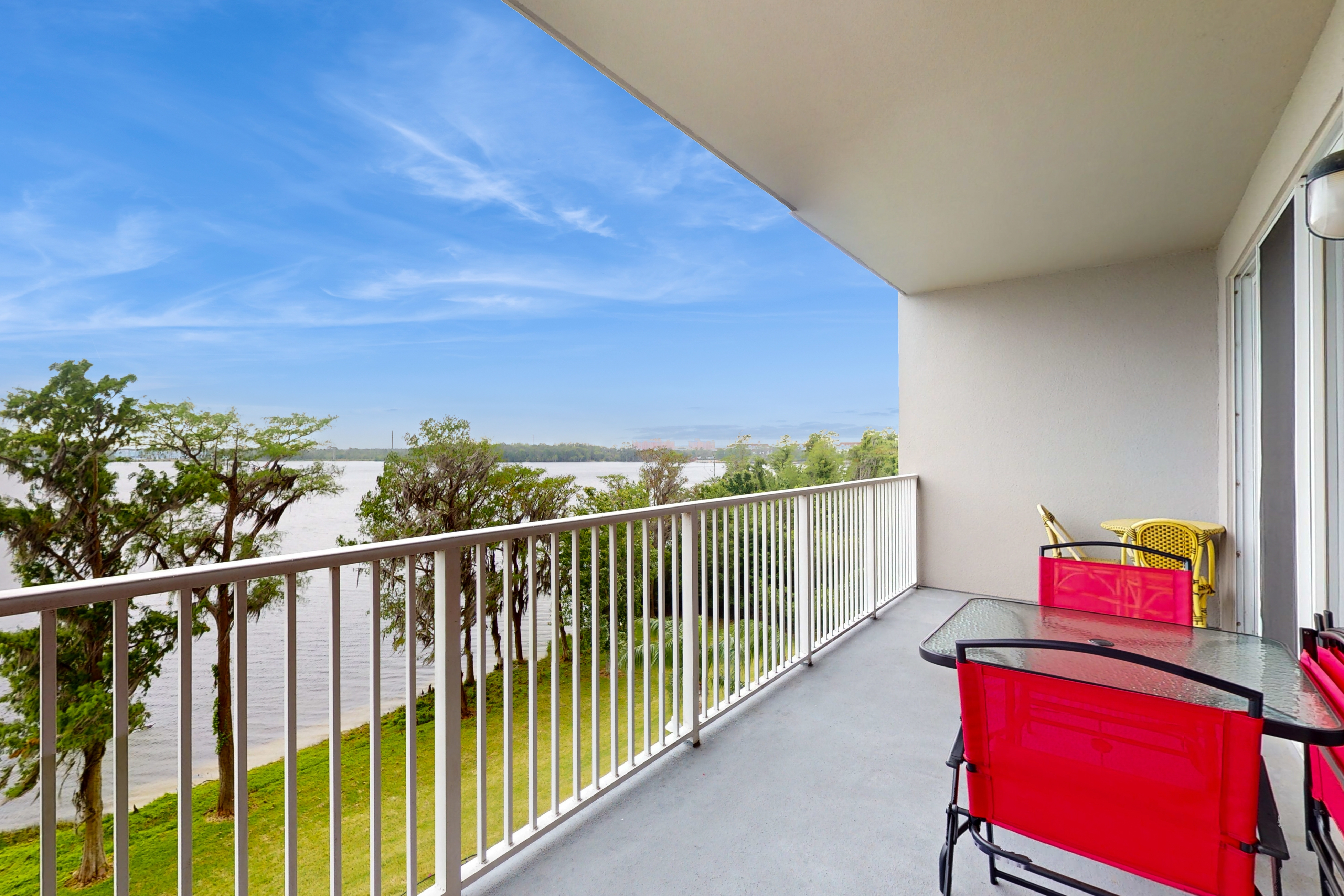 Lakefront condo with pool, hot tub, balcony & prime location for theme parks