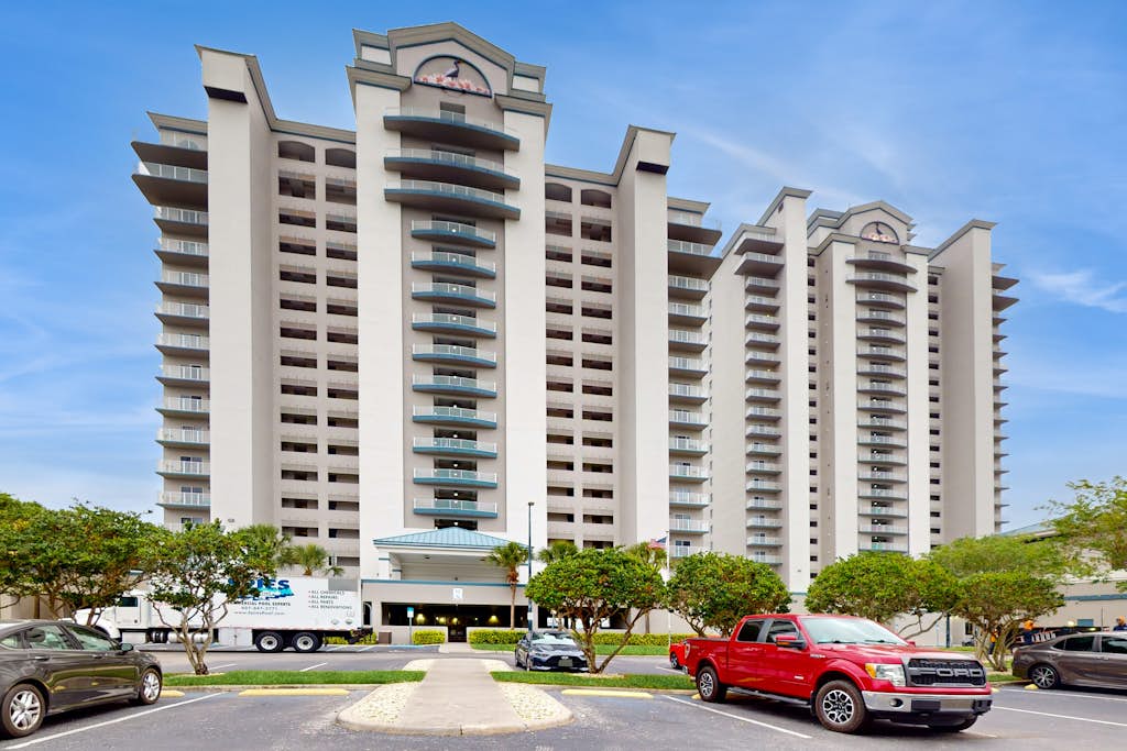 Lakefront condo with pool, hot tub, balcony & prime location for theme parks