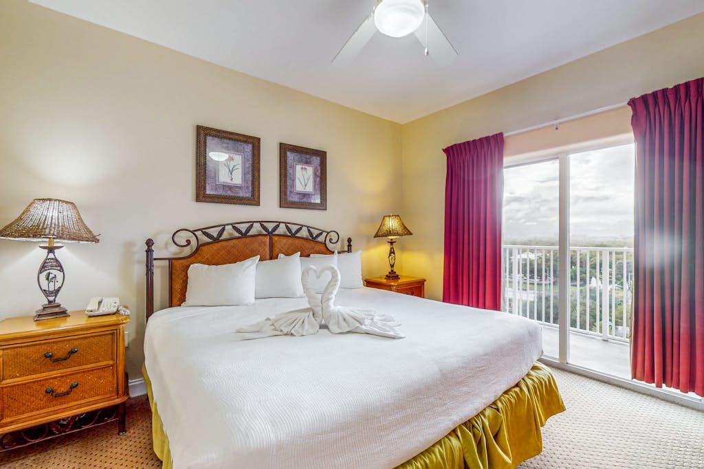 Lakefront retreat with AC, kitchen, pool, hot tub & gym near top attractions