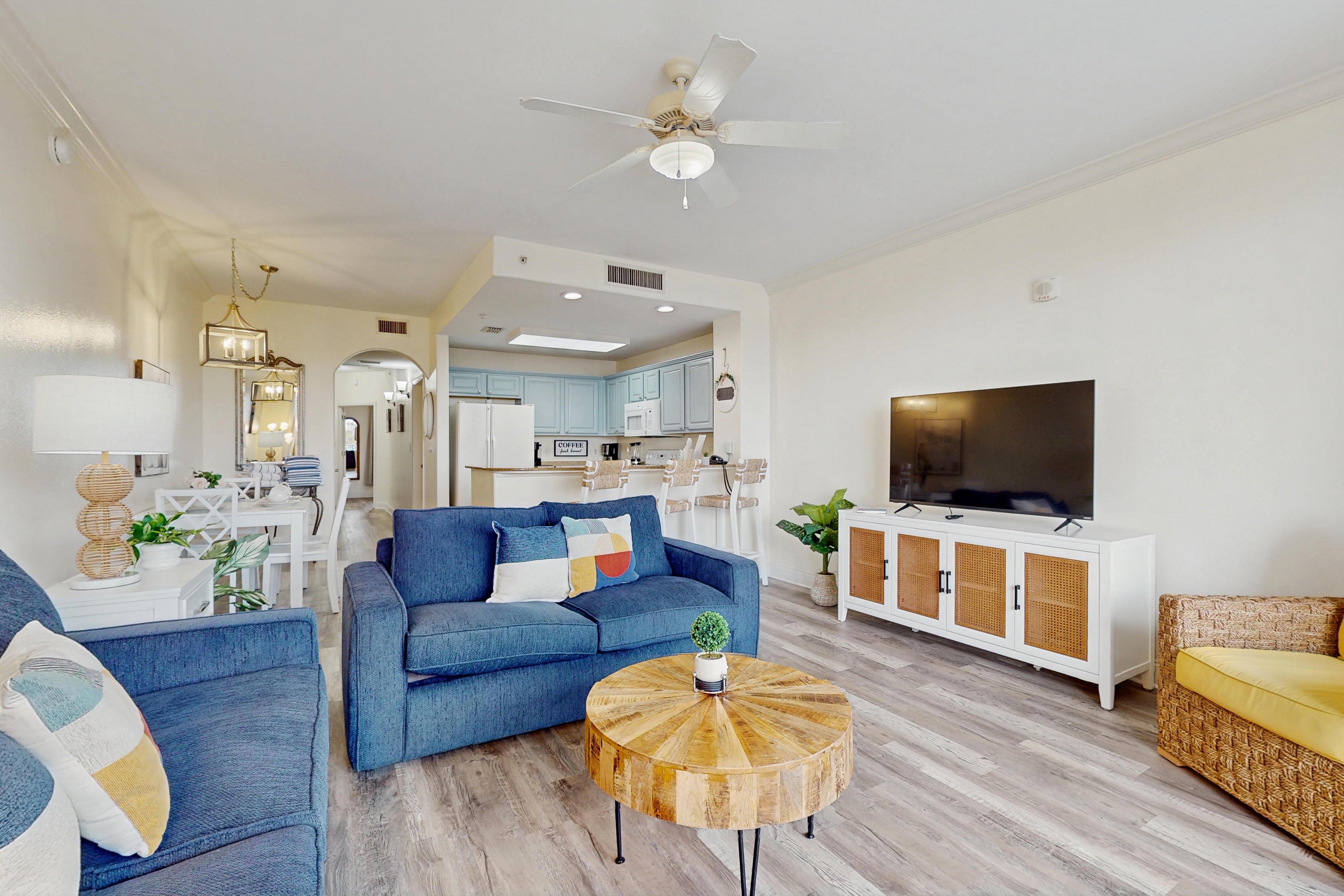 Wonderful lakefront condo near Disney with view, kitchen, gym, pool & hot tub