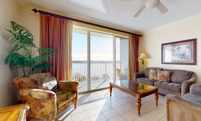 Cozy lakefront condo with lake view, W/D, AC, kitchen, pool, hot tub & gym