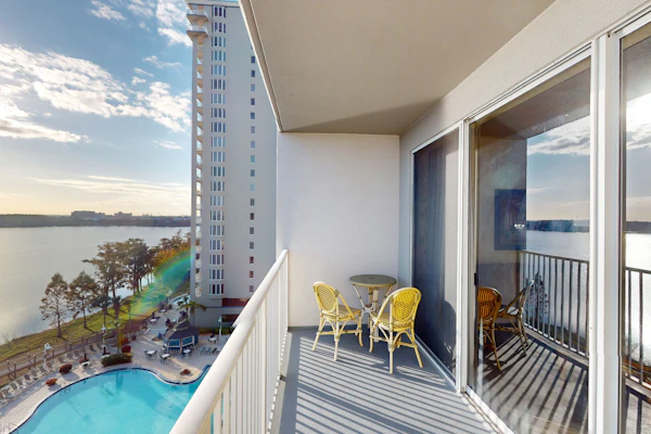 Cozy lakefront condo with lake view, W/D, AC, kitchen, pool, hot tub & gym