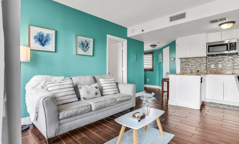 Dog-friendly condo with a kitchenette, AC, pools, hot tubs, tennis, & gym