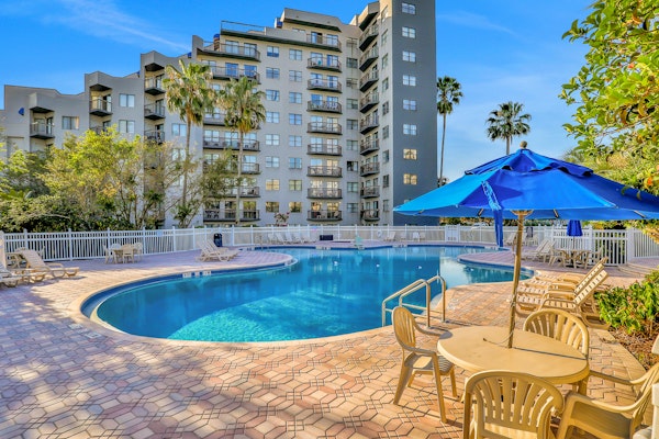 Dog-friendly condo with a kitchenette, AC, pools, hot tubs, tennis, & gym