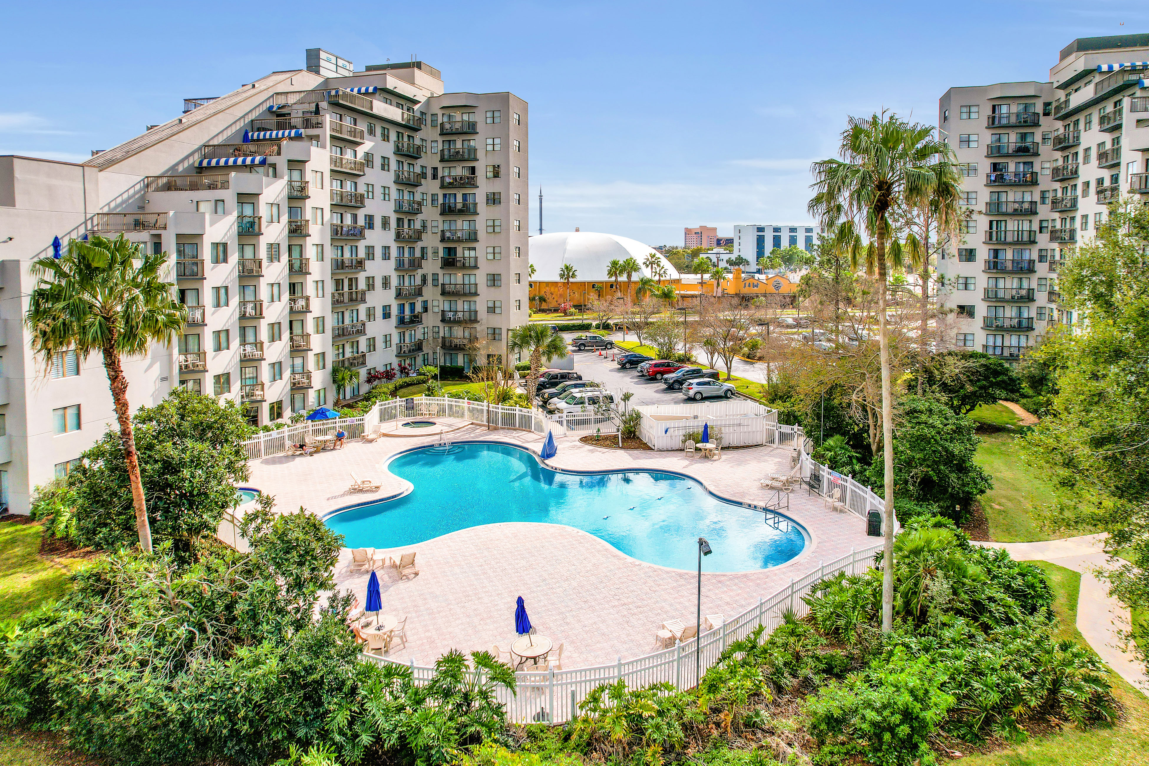 Dog-friendly condo with a kitchenette, AC, pools, hot tubs, tennis, & gym