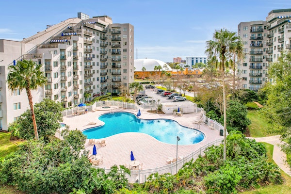 Dog-friendly condo with a kitchenette, AC, pools, hot tubs, tennis, & gym