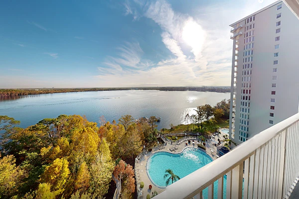 Lakefront condo with lake view, kitchen, gym, pool & hot tub near attractions