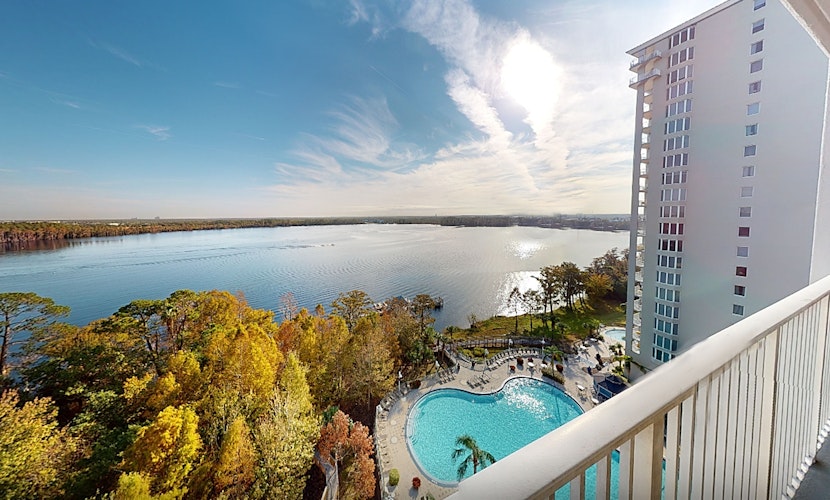 Lakefront condo with lake view, kitchen, gym, pool & hot tub near attractions