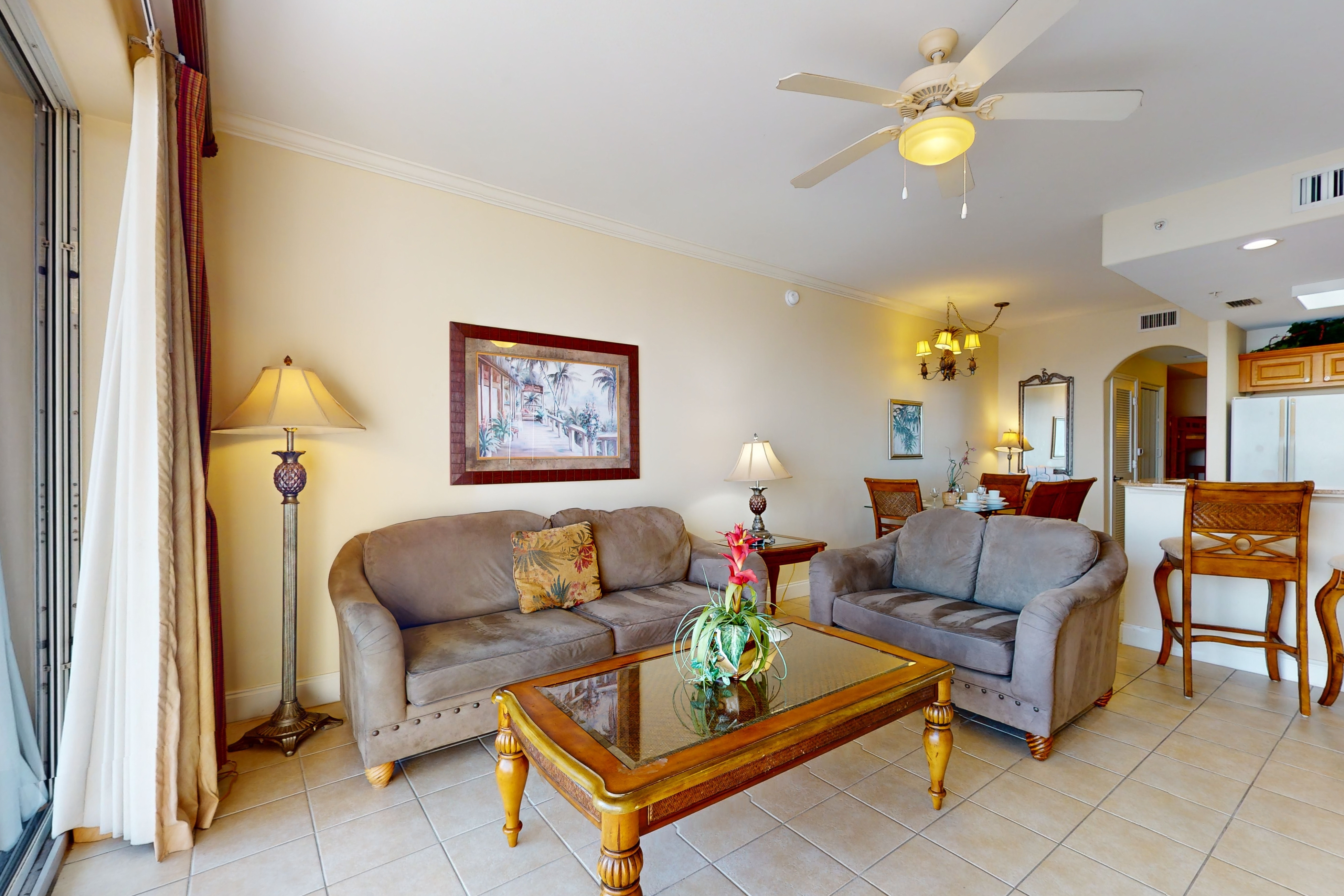 Lakefront condo with lake view, kitchen, gym, pool & hot tub near attractions