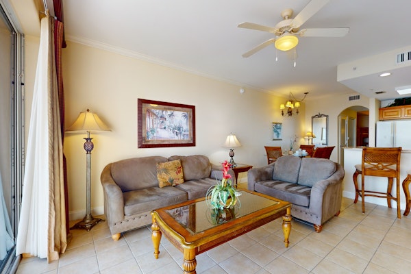 Lakefront condo with lake view, kitchen, gym, pool & hot tub near attractions