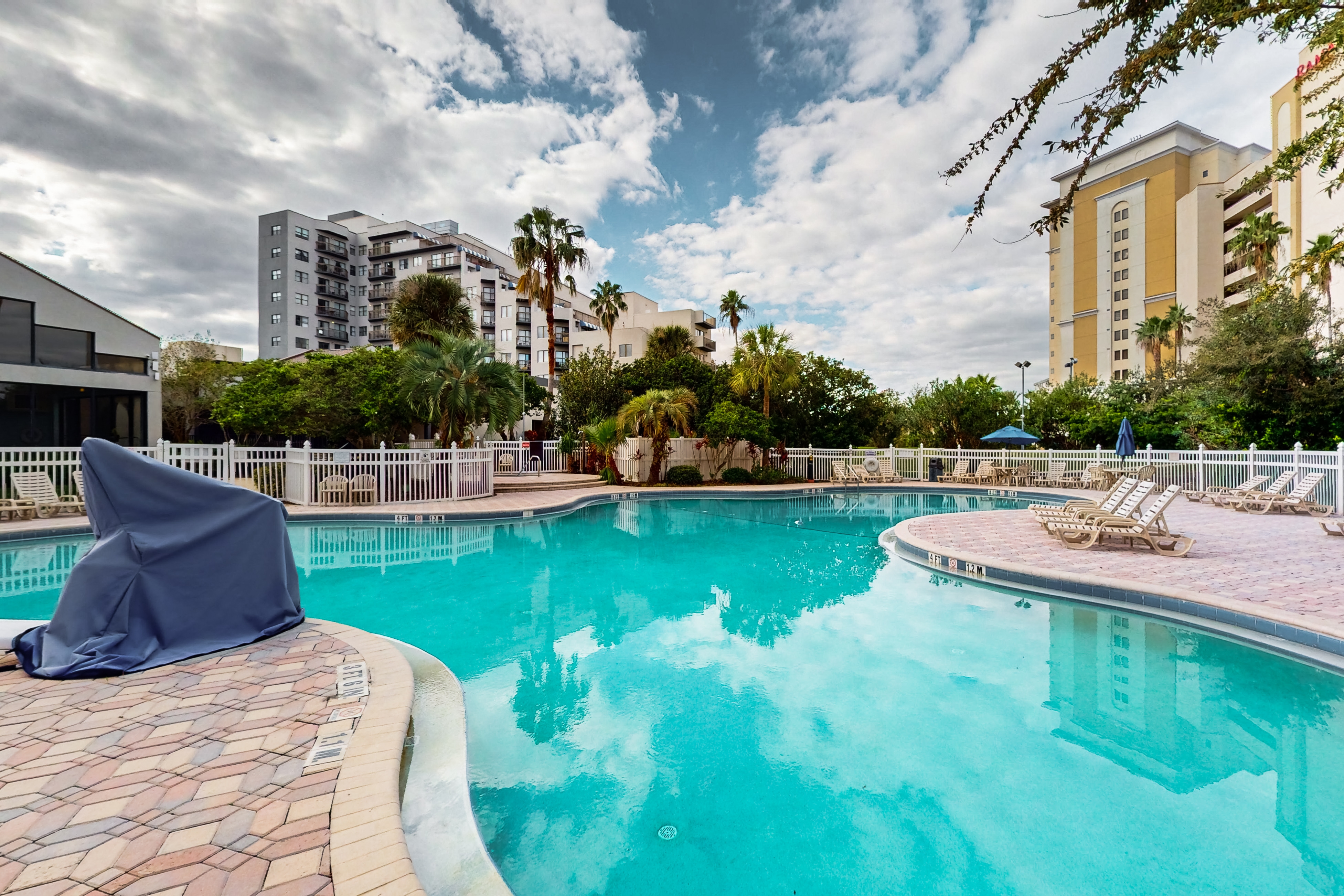 Spacious Condo with a Kitchen, AC, Pools, Hot Tubs, Tennis, & Gym