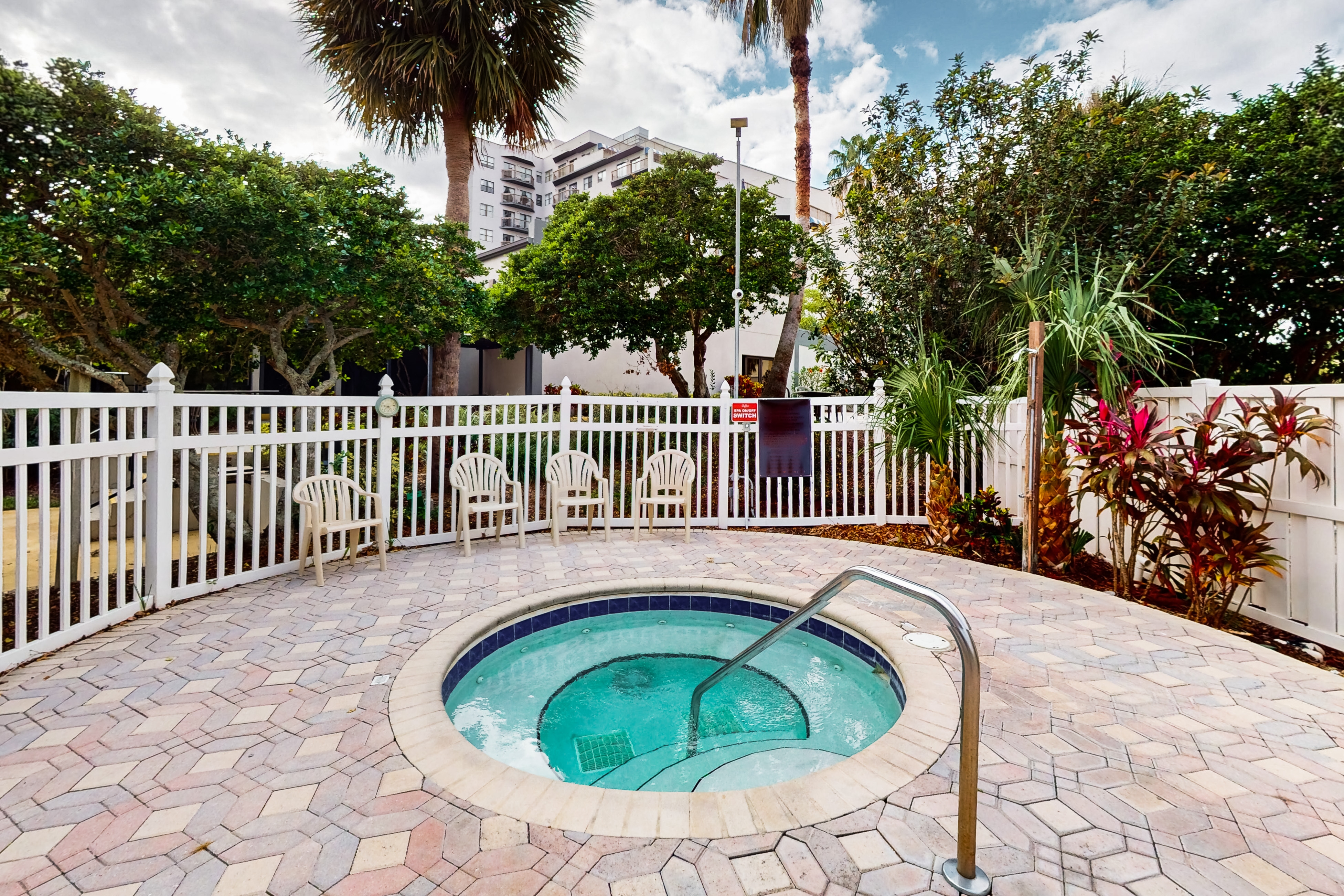 Spacious Condo with a Kitchen, AC, Pools, Hot Tubs, Tennis, & Gym