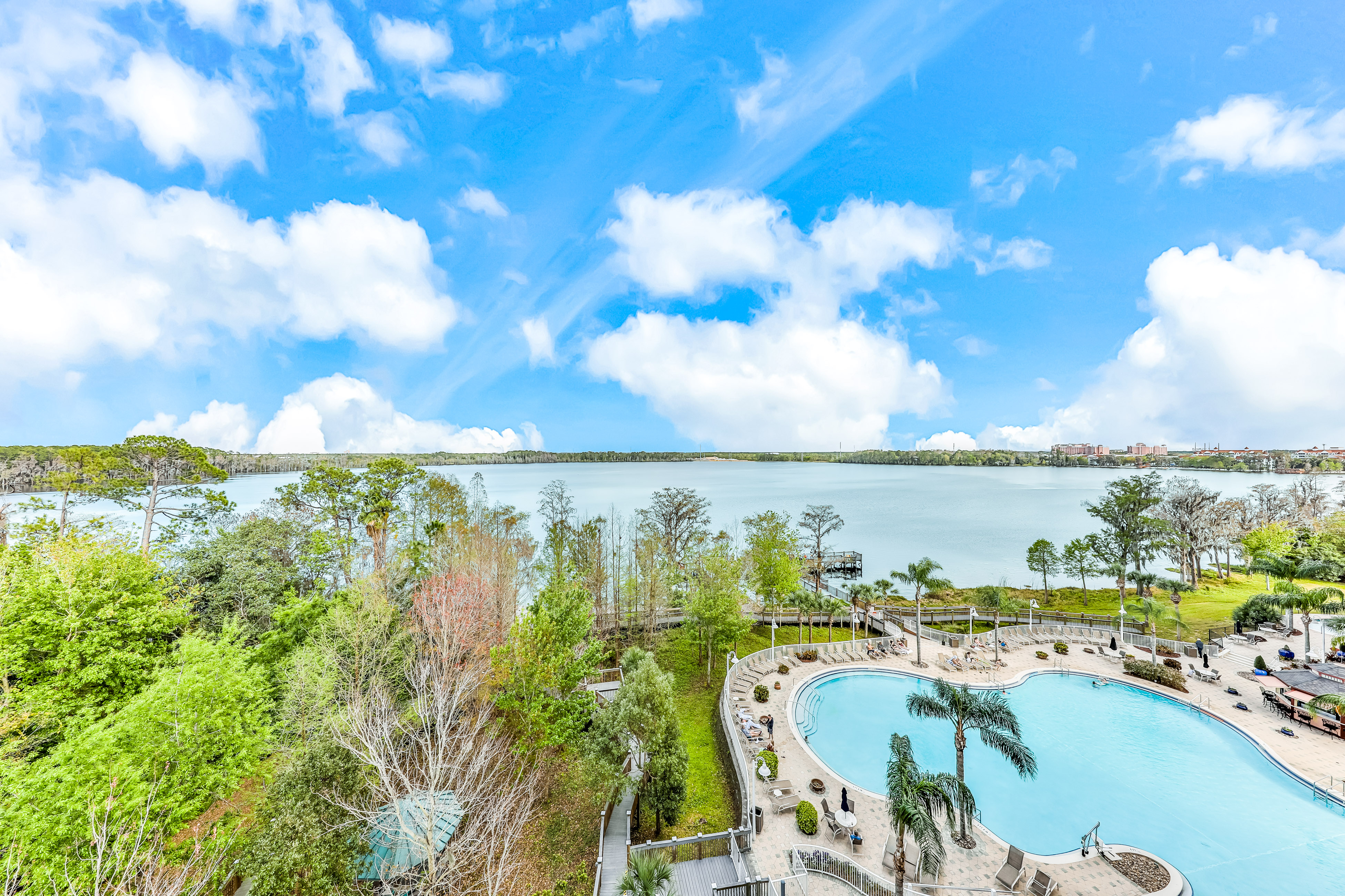 Classy lakefront condo, w/ shared pool, hot tub, & fitness center - near Disney