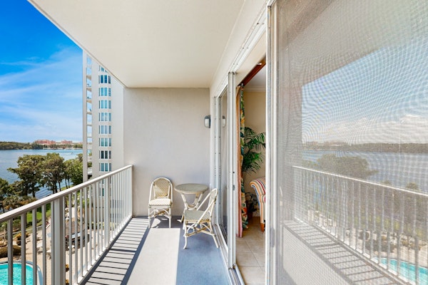 Lakefront condo with beautiful views, wifi, central AC, shared pool, & hot tub