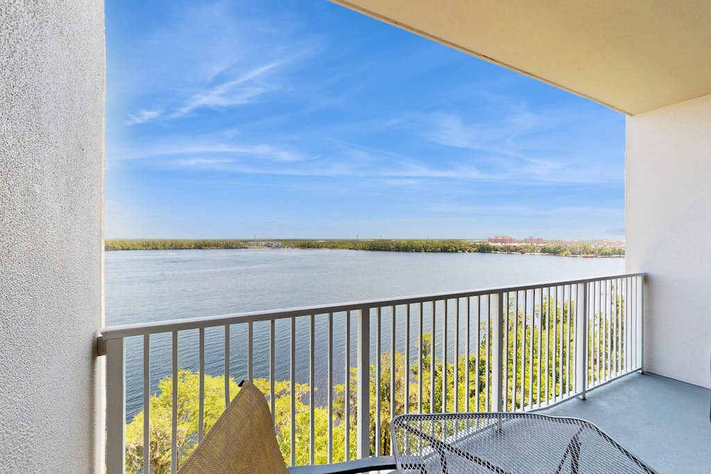 Luxury lakefront condo with balcony, jetted tub, heated pool & resort amenities