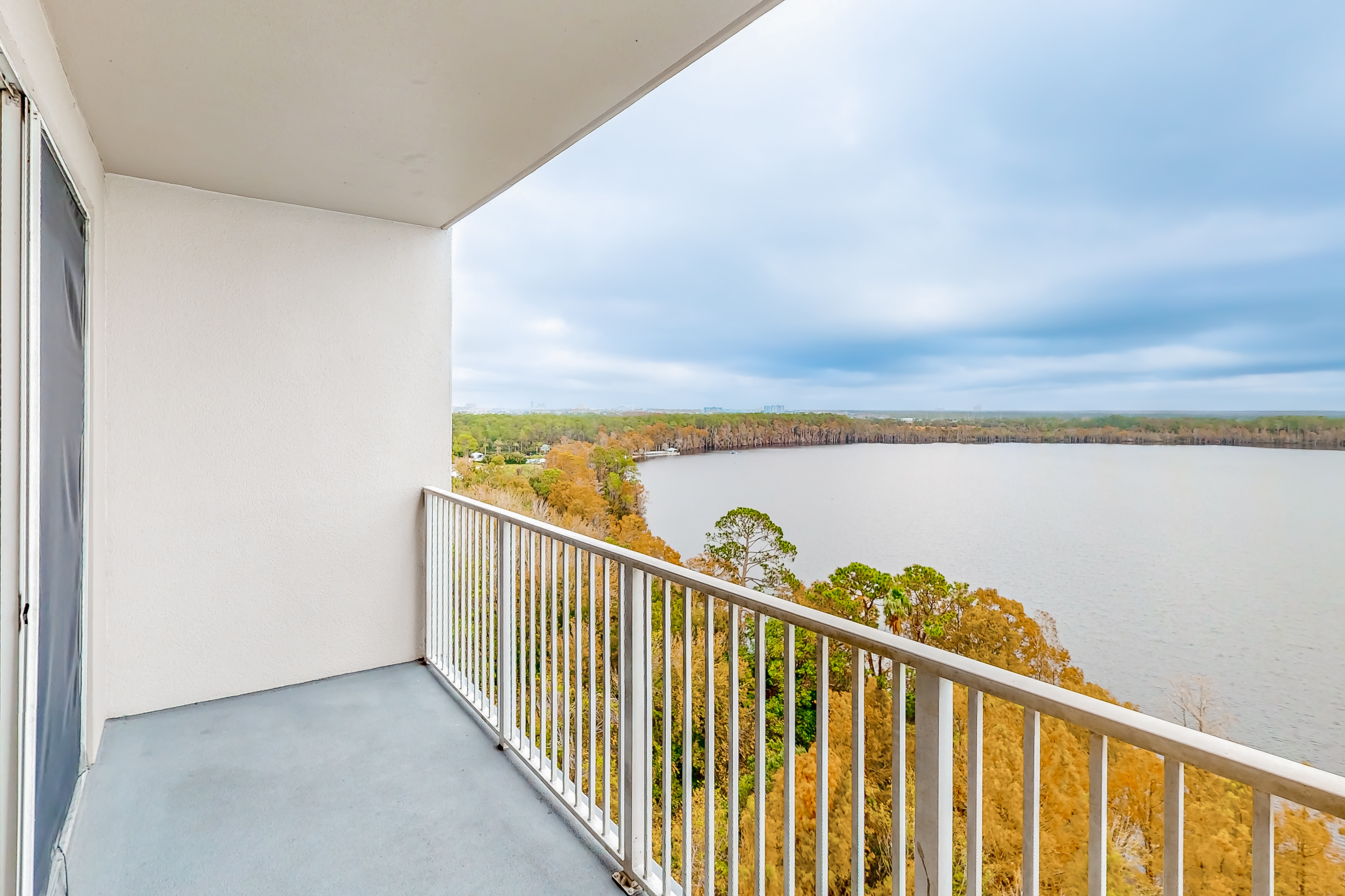 Lovely lakefront condo with lake view, kitchen, pool & hot tub near attractions