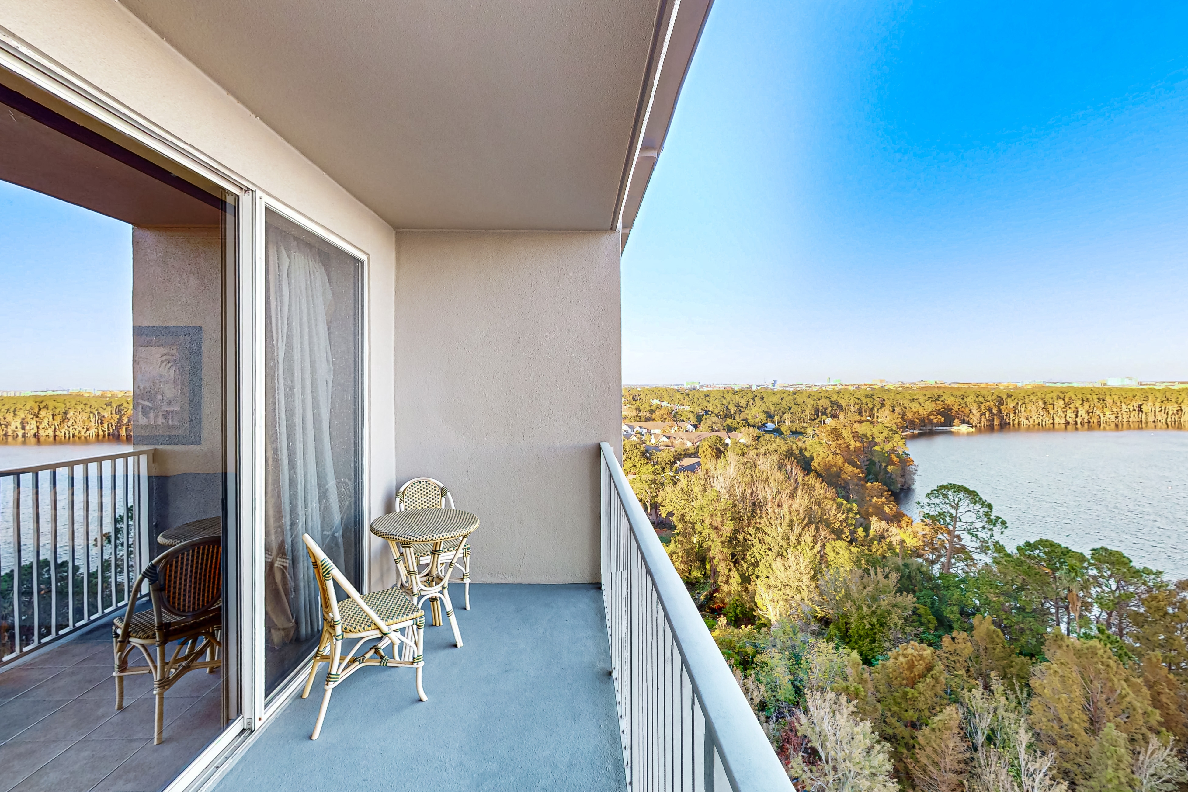 Charming lakefront condo with balcony, lake view, AC, Internet, pool & hot tub