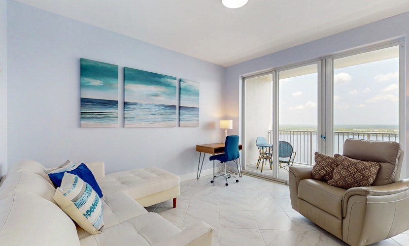 Lakefront retreat near attractions with lake view, AC, WiFi, pool, hot tub & gym