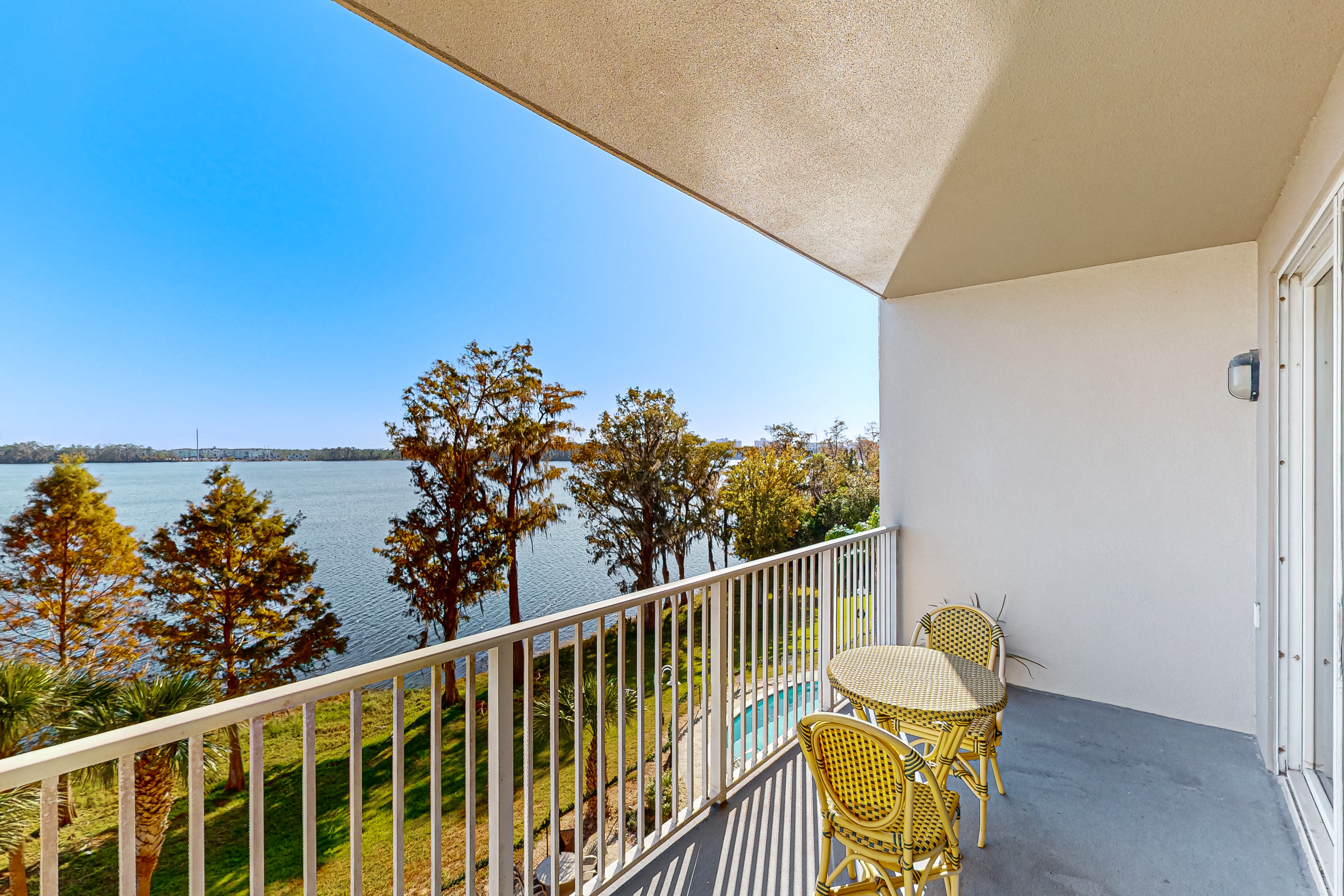 Spacious lakefront condo with views, AC, gym, pool & hot tub near attractions