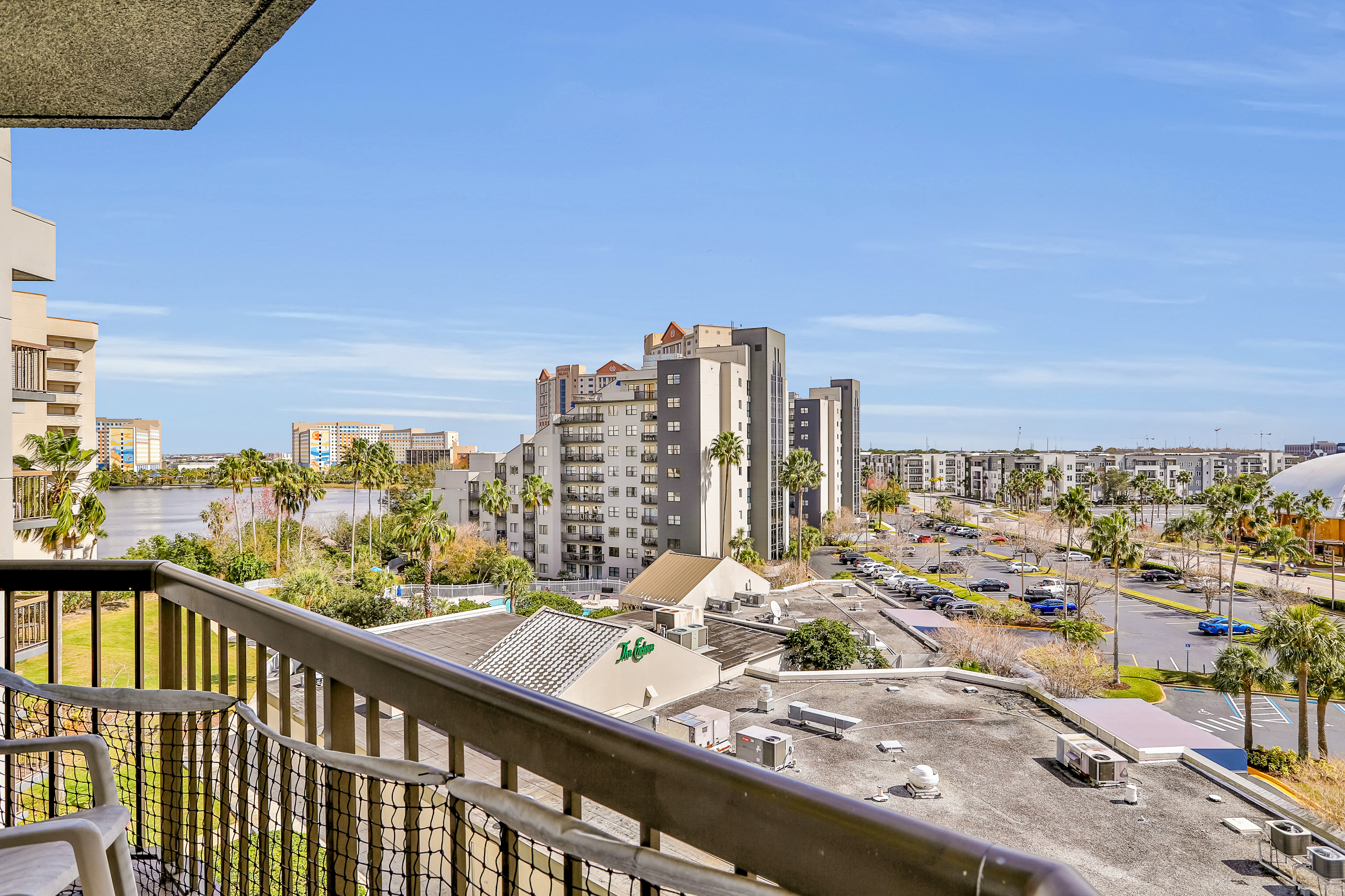Modern & bright condo with a balcony and AC - pool, hot tub, and tennis access