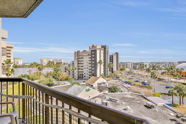 Modern & bright condo with a balcony and AC - pool, hot tub, and tennis access