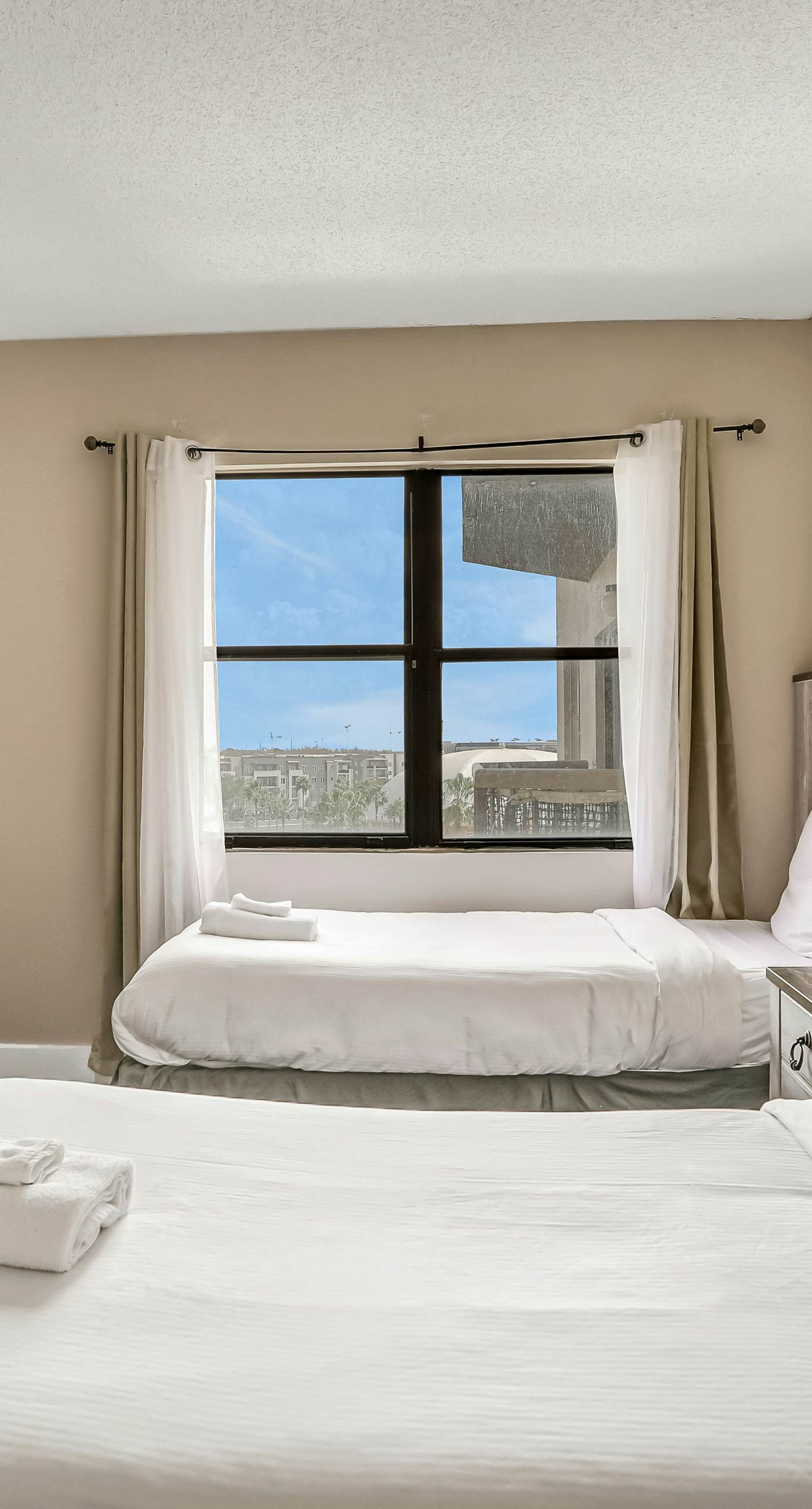 ENO101-6165-3604-2 - Vibrant Waters, Unit #3604