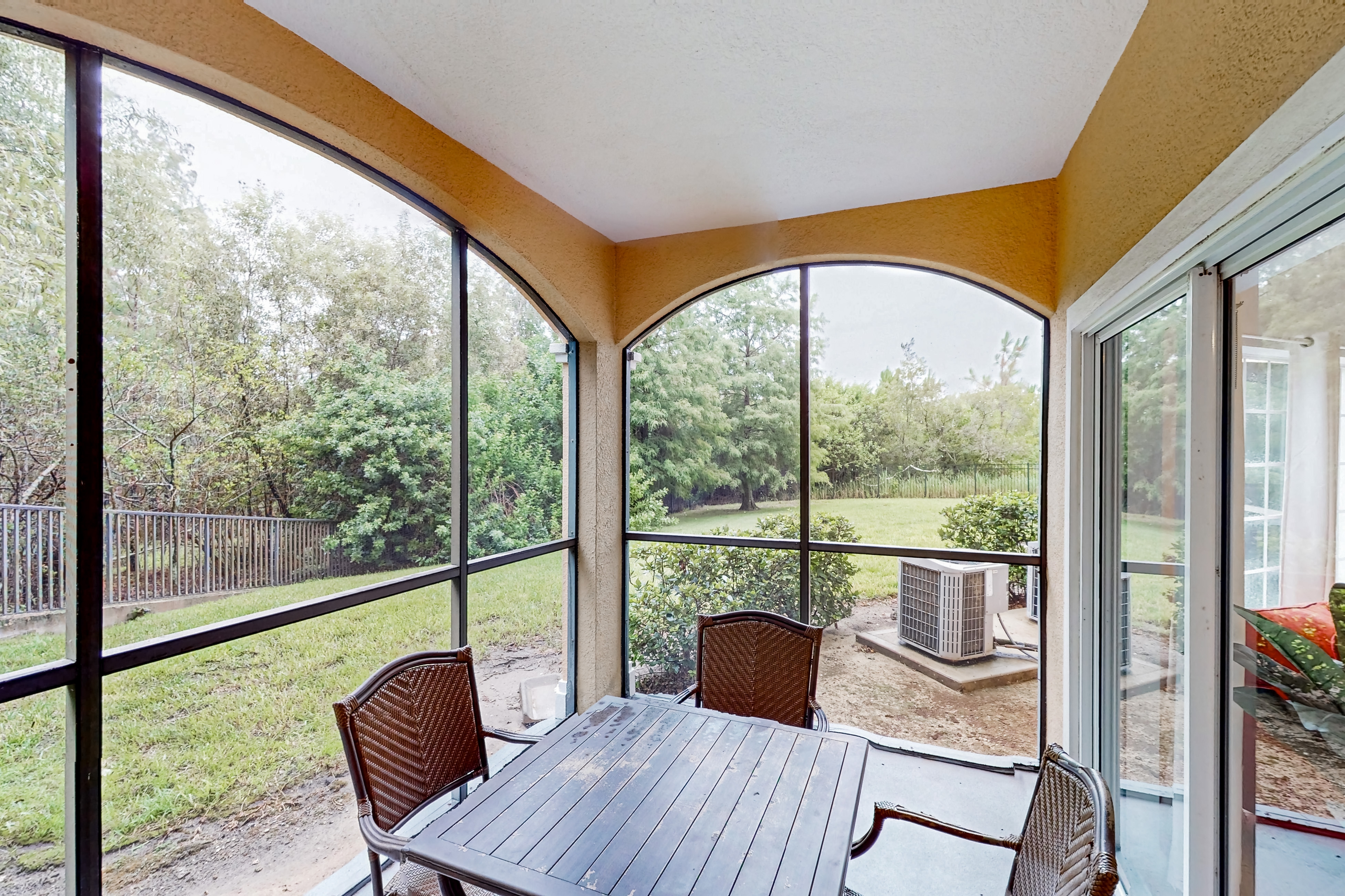 Worldquest Retreat - Ground-floor remodeled condo with sunroom, washer/dryer