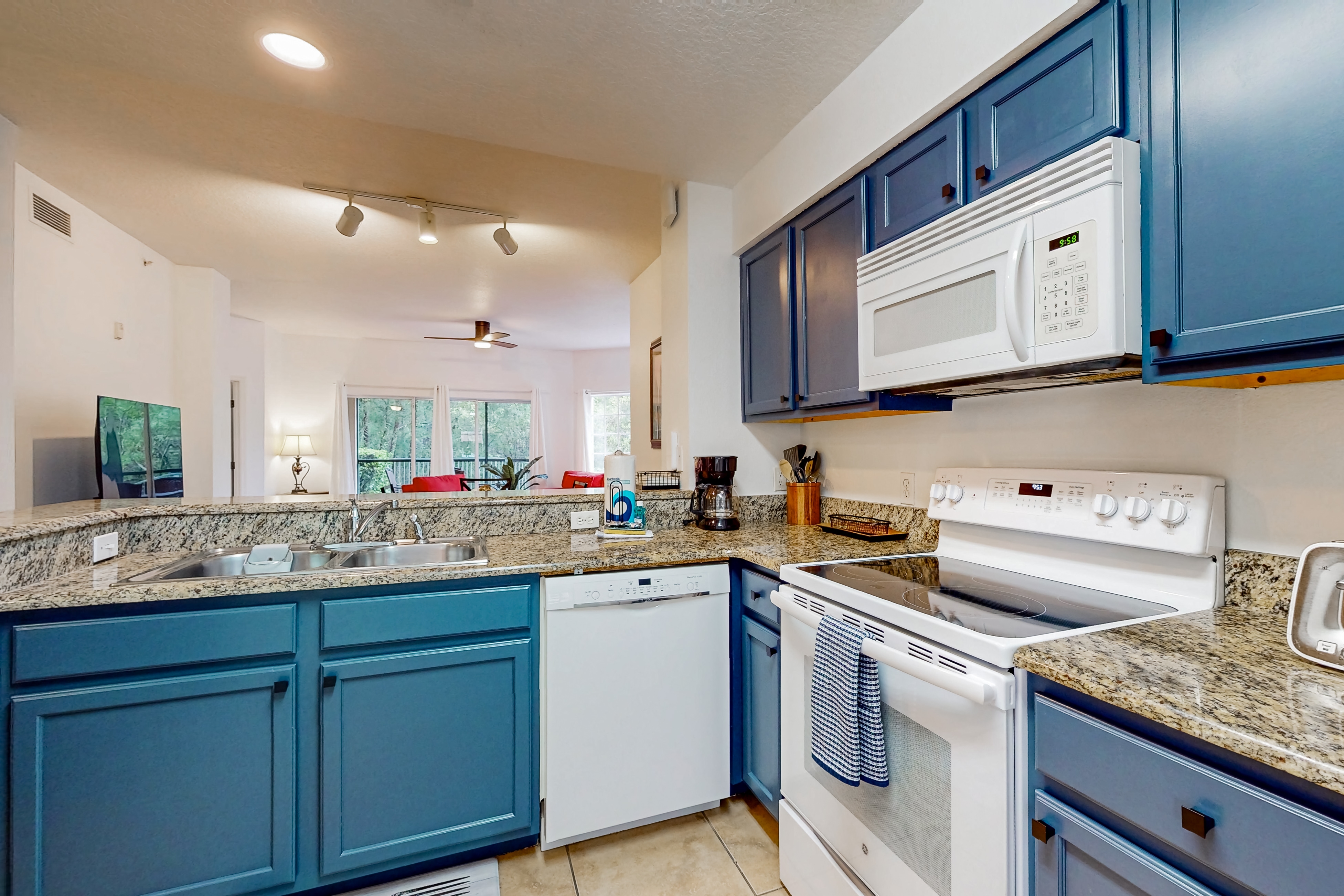 Worldquest Retreat - Ground-floor remodeled condo with sunroom, washer/dryer