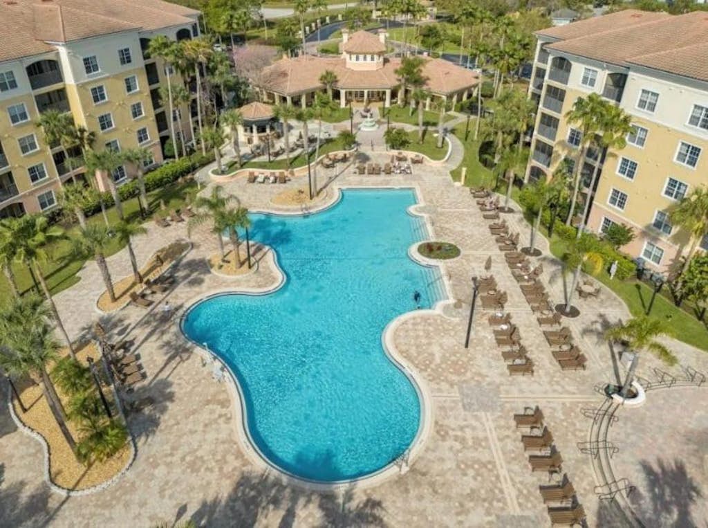 Worldquest Retreat - Ground-floor remodeled condo with sunroom, washer/dryer