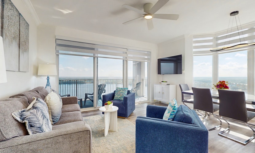 Luxury waterfront condo with panoramic views, wifi & close to downtown Disney