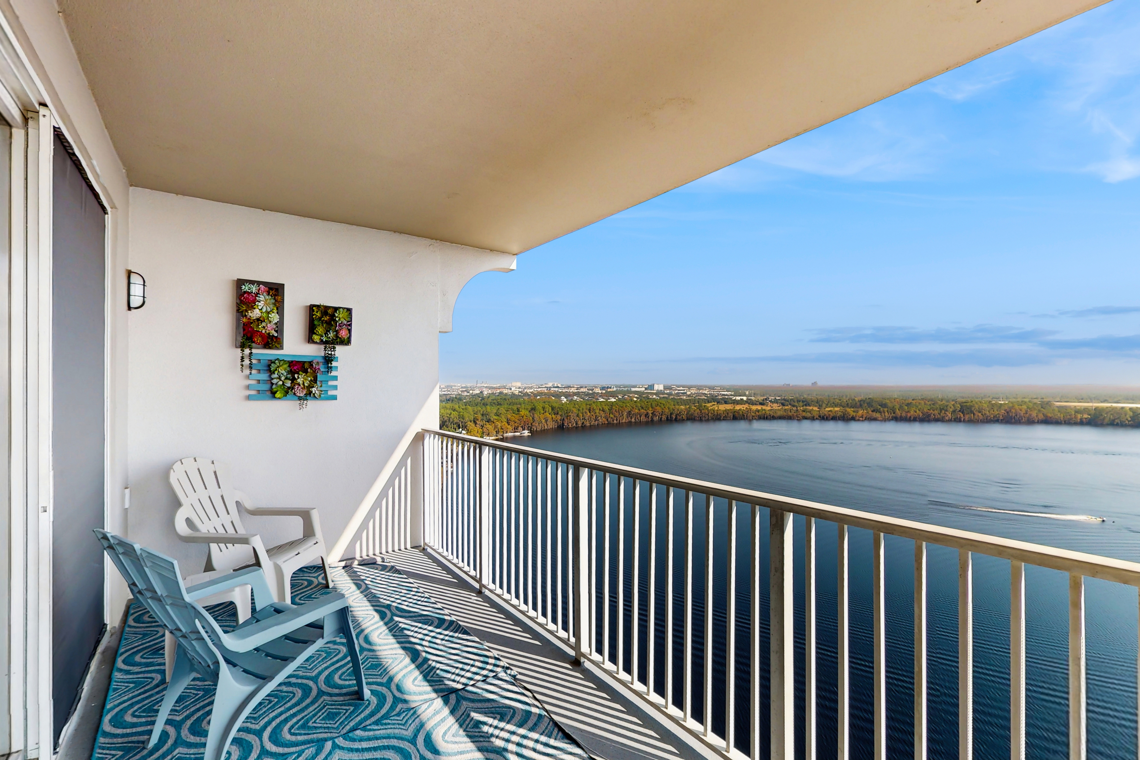 Luxury waterfront condo with panoramic views, wifi & close to downtown Disney